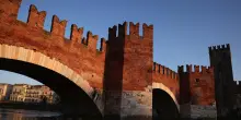 Cade nell'Adige per un selfie, un giovane salvato a Verona