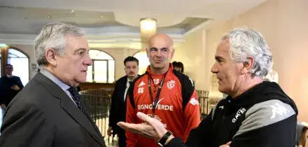 Scambio di saluti e battute tra Tajani e Donadoni a Forl&igrave;