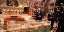 Ostensione delle spoglie di San Francesco, l'emozione davanti alla teca