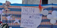 Il dolore di Nola per Domenico, striscioni e un altarino in memoria. I Nas al Monaldi