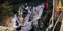 Auto fuori strada nella notte, morto un 19enne nel Riminese