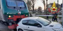 Scontro treno-auto nel Milanese, nessun ferito ma linea interrotta