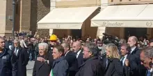 Mattarella accolto da un lungo applauso al suo arrivo a Niscemi