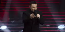 Tiziano Ferro travolge l'Ariston, festa per i 25 anni di carriera