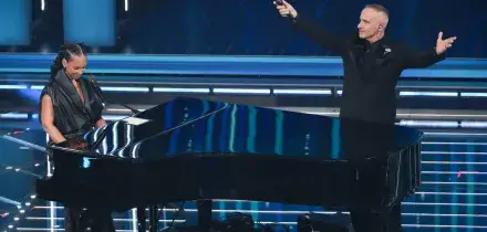 Sanremo 2026, la terza serata del Festival. Ovazione per Mogol premio alla carriera, Laura Pausini emoziona con Heal the World e il Piccolo Coro - DIRETTA