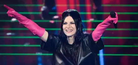 Sanremo parte dall'esterno dell'Ariston, Laura Pausini canta Tozzi e Cocciante