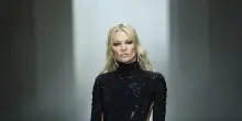 Kate Moss chiude la sfilata di Gucci, la prima di Demna