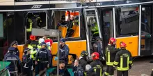 Milano, il conducente del tram indagato per disastro ferroviario. Oggi un bus ha travolto una moto in centro, 4 feriti
