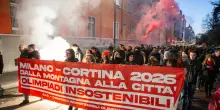 Ancora fumogeni, corteo contro le olimpiadi a Milano verso la tangenziale