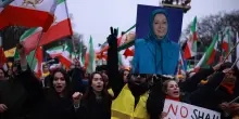 Migliaia con la Resistenza iraniana, davanti alla Porta di Brandeburgo