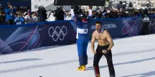 Milano Cortina: esultanza-show di Karl, oro snowboard a torso nudo nella neve