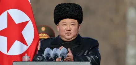 'Pyongyang svela un nuovo enorme lanciarazzi con capacit&agrave; nucleare'