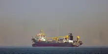Allarme petrolio, il Brent schizza gi&agrave; a 80 dollari. Navi bloccate a Hormuz, si teme l'impennata