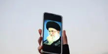 La folla in piazza a Teheran per la morte di Khamenei