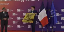 Blitz di Greenpeace al summit sull'energia nucleare a Parigi