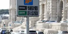 La benzina self torna sopra 1,8 euro al litro