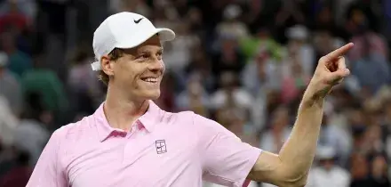 Tennis, Sinner vince il torneo di Indian Wells e dedica la vittoria ad Antonelli: "Bravo Kimi"