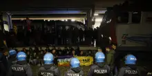 Manifestanti bloccano treno merci con mezzi militari alla stazione di Pisa