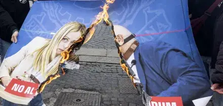 Al corteo bruciate foto di Meloni, scontro totale sul referendum