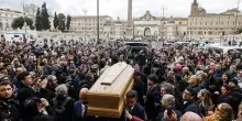 A Roma il funerale di Enrica Bonaccorti, il feretro accompagnato dalle note di Modugno e Renato Zero
