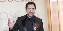 Bardem sul red carpet con la scritta 'No a la guerra' e una spilletta per la Palestina