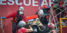 Sbarcati a Civitavecchia i 123 naufraghi soccorsi dall'imbarcazione di Emergency