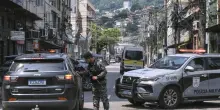 Blitz anti-narcos in favela a Rio, turisti bloccati durante la sparatoria