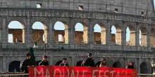 Striscione per i pap&agrave; al Colosseo di Cgil e studenti, 'vogliamo il congedo paritario'