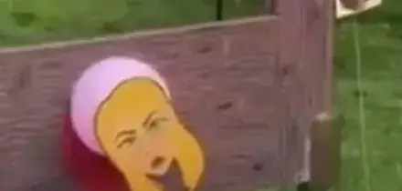 Ghigliottina per Meloni e Trump a una festa di Carnevale, FdI insorge