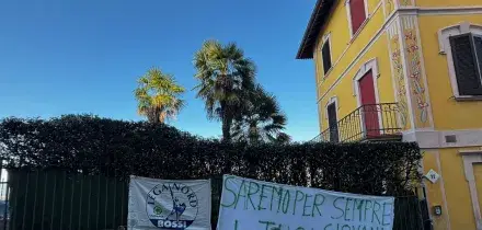 L'omaggio fuori dalla casa di Bossi, 'saremo per sempre i tuoi giovani padani'