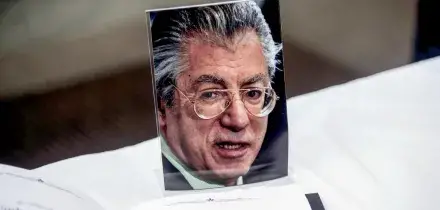 Misure di sicurezza e maxischermo, solo 400 in chiesa per i funerali di Bossi