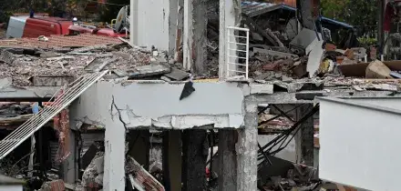 Crolla una palazzina a Roma: due feriti gravi, marito e moglie. "Esplosione per una bombola gpl". Coinvolti tre edifici