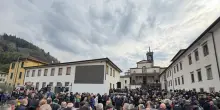 A Pontida gi&agrave; centinaia di militanti della Lega per l'ultimo saluto a Umberto Bossi - LA DIRETTA