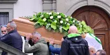 A Pontida i funerali di Umberto Bossi, cori contro Salvini: "Molla la camicia verde, vergogna" - LA DIRETTA
