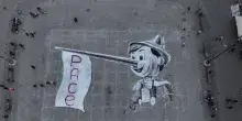 In piazza Santa Croce a Firenze disegnato un maxi Pinocchio