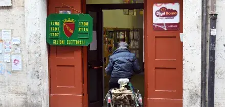 Referendum: seggi aperti oggi e domani. L'affluenza alle 12 sfiora il 15%. Mattarella ha votato a Palermo