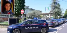 Insegnante accoltellata davanti alla scuola da uno studente, &egrave; grave. Il ragazzo ha filmato l'aggressione