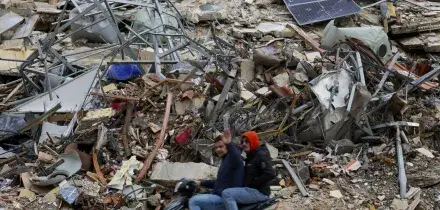 LIVEBLOG - L'Iran prepara una legge per il pedaggio nello stretto di Hormuz. Ancora raid sugli Emirati