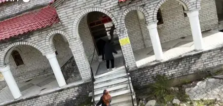 Grecia, turisti visitano la chiesa pendente mettendo alla prova l'equilibrio