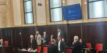 A Milano la commemorazione per Bossi diventa bagarre in aula