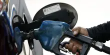Il prezzo del gasolio sfonda i 2 euro al litro in autostrada
