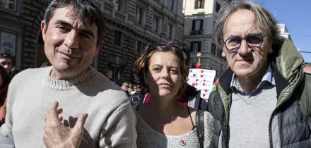 Controllo di polizia per Salis: "Perquisita in hotel. Siamo in un regime".  A Roma il corteo No Kings