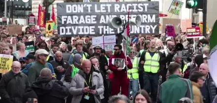Decine di migliaia in piazza a Londra contro l'estrema destra