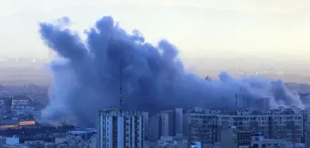 Trump: 'Distrutte le difese dell'Iran'. La portaerei francese Charles De Gaulle in rotta per il Mediterraneo