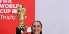 Messico, la presidente Sheinbaum riceve la Coppa Fifa a 100 giorni dal Mondiale 2026