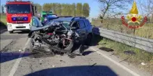 Scontro tra auto e scuolabus nel Pavese, feriti i due conducenti