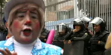 Bolivia, i clown in piazza contro il decreto che taglia le feste scolastiche