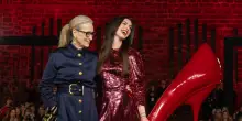 Il Diavolo Veste Prada 2, Streep e Hathaway nelle prime foto del tour mondiale