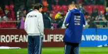 Un boato accoglie i giocatori della Bosnia, fischi poi applausi per gli azzurri - LIVEBLOG