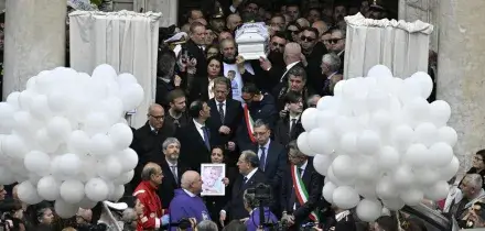 I funerali di Domenico, il vescovo: 'Abbiamo il cuore spezzato'. Meloni in cattedrale